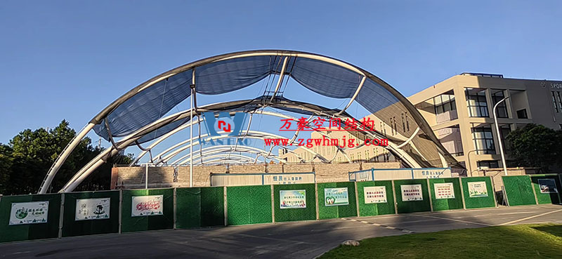 寧波諾丁漢大學(xué)室外運動場地改擴(kuò)建項目膜結(jié)構(gòu)工程鋼結(jié)構(gòu)已完成