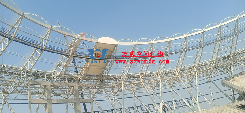 襄陽奧體中心膜結(jié)構(gòu)工程鋼結(jié)構(gòu)接近尾聲，膜結(jié)構(gòu)開始安裝