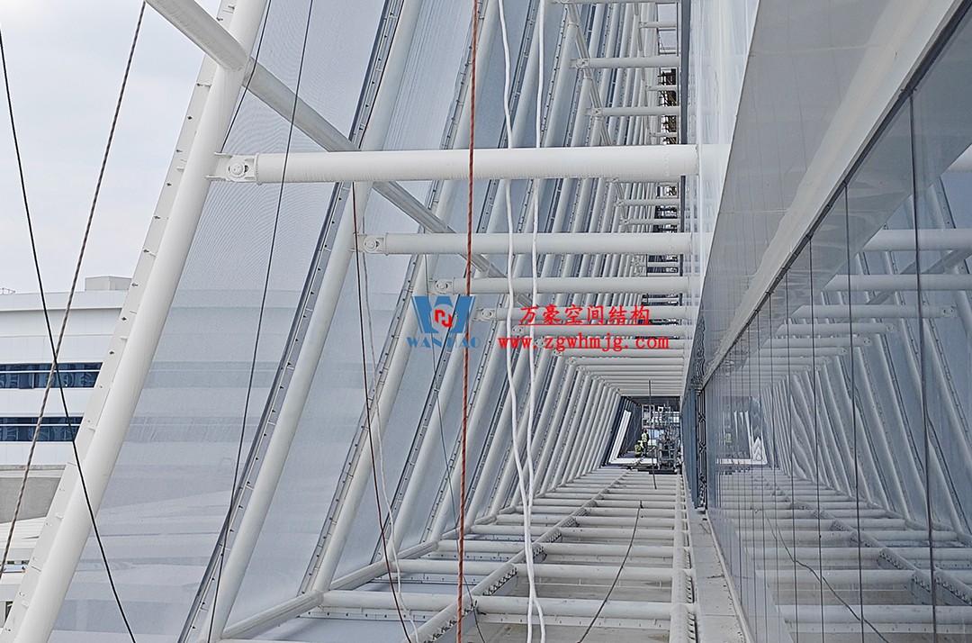 聚焦工程高質(zhì)量建設(shè)，這個網(wǎng)格織物幕墻正在施工安裝中