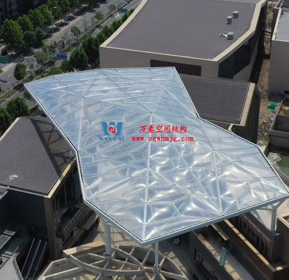 屋頂上到底有什么？