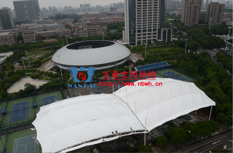 膜結(jié)構(gòu)遮陽(yáng)雨棚有哪些特點(diǎn)？如何選擇合適的膜結(jié)構(gòu)遮陽(yáng)棚公司？