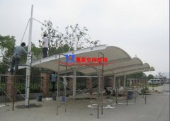 膜結(jié)構(gòu)車棚布怎么施工安裝？膜結(jié)構(gòu)車棚布安裝注意事項(xiàng)