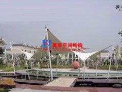 膜結(jié)構(gòu)遮陽棚有哪些特點(diǎn)？哪些場(chǎng)所可以使用膜結(jié)構(gòu)遮陽蓬？