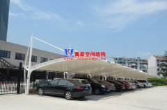 私家車(chē)膜結(jié)構(gòu)停車(chē)棚造價(jià)多少？轎車(chē)膜結(jié)構(gòu)車(chē)棚一平方價(jià)格最新報(bào)價(jià)