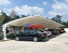 為何膜結(jié)構(gòu)車棚越來(lái)越受歡迎？小轎車車棚為什么都選用膜結(jié)構(gòu)車棚？