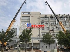 張拉膜結(jié)構(gòu)車棚中鋼結(jié)構(gòu)如何防銹？張拉膜車棚除銹的方法有哪些？