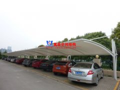 汽車車棚有哪幾種種類形式？為什么膜結(jié)構(gòu)車棚會(huì)成為汽車車棚優(yōu)選？