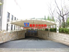 地下車庫雨棚什么材料好？膜結(jié)構(gòu)為什么是地下車庫雨棚材料的優(yōu)先選擇？