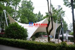 如何操作來保證膜結(jié)構(gòu)工程能承受一定的外荷載？
