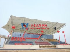 什么是膜結(jié)構(gòu)體育看臺(tái)？膜結(jié)構(gòu)體育看臺(tái)性能特點(diǎn)及應(yīng)用領(lǐng)域是什么？