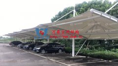 膜結(jié)構(gòu)的車(chē)棚有什么特點(diǎn)？為什么膜結(jié)構(gòu)的車(chē)棚如此受歡迎？